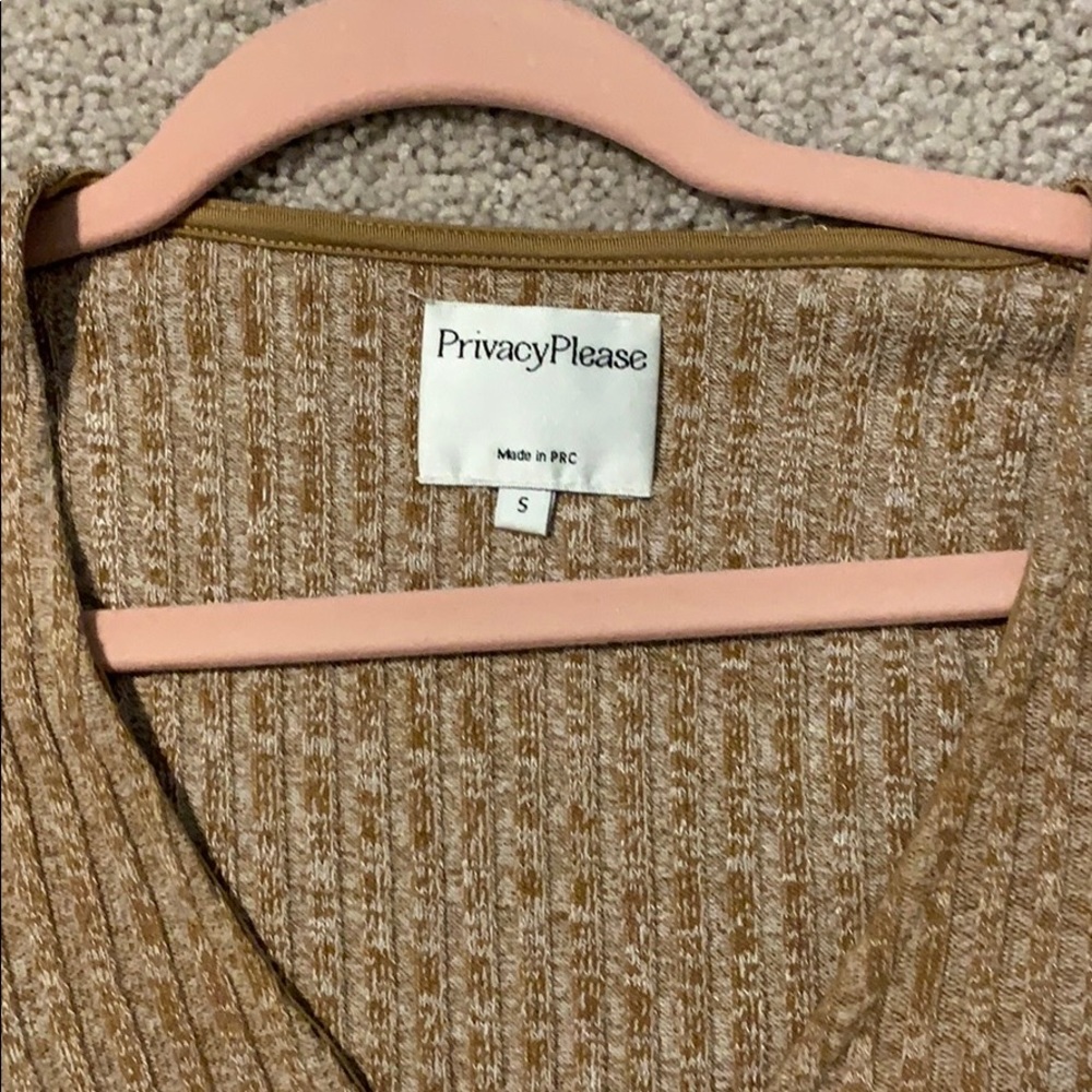 Privacy please gold leotard - Picture 3 of 4